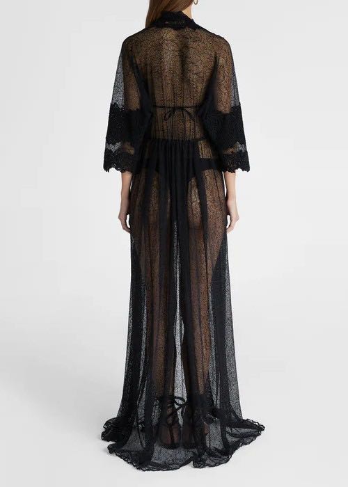 Kimono with macrame inlay