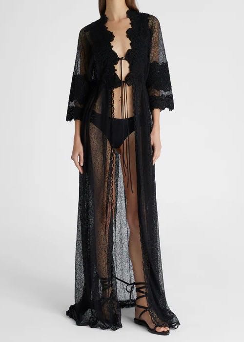 Kimono with macrame inlay