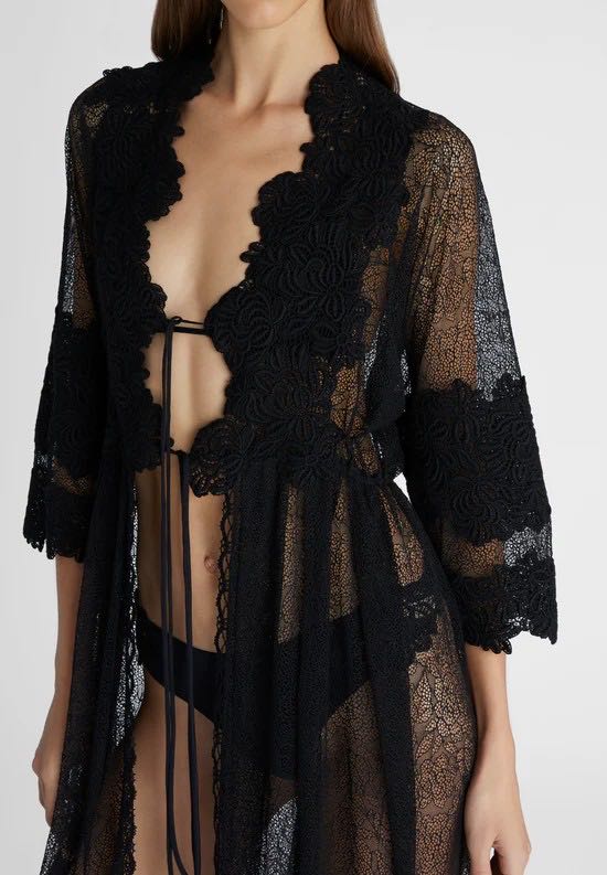 Kimono with macrame inlay