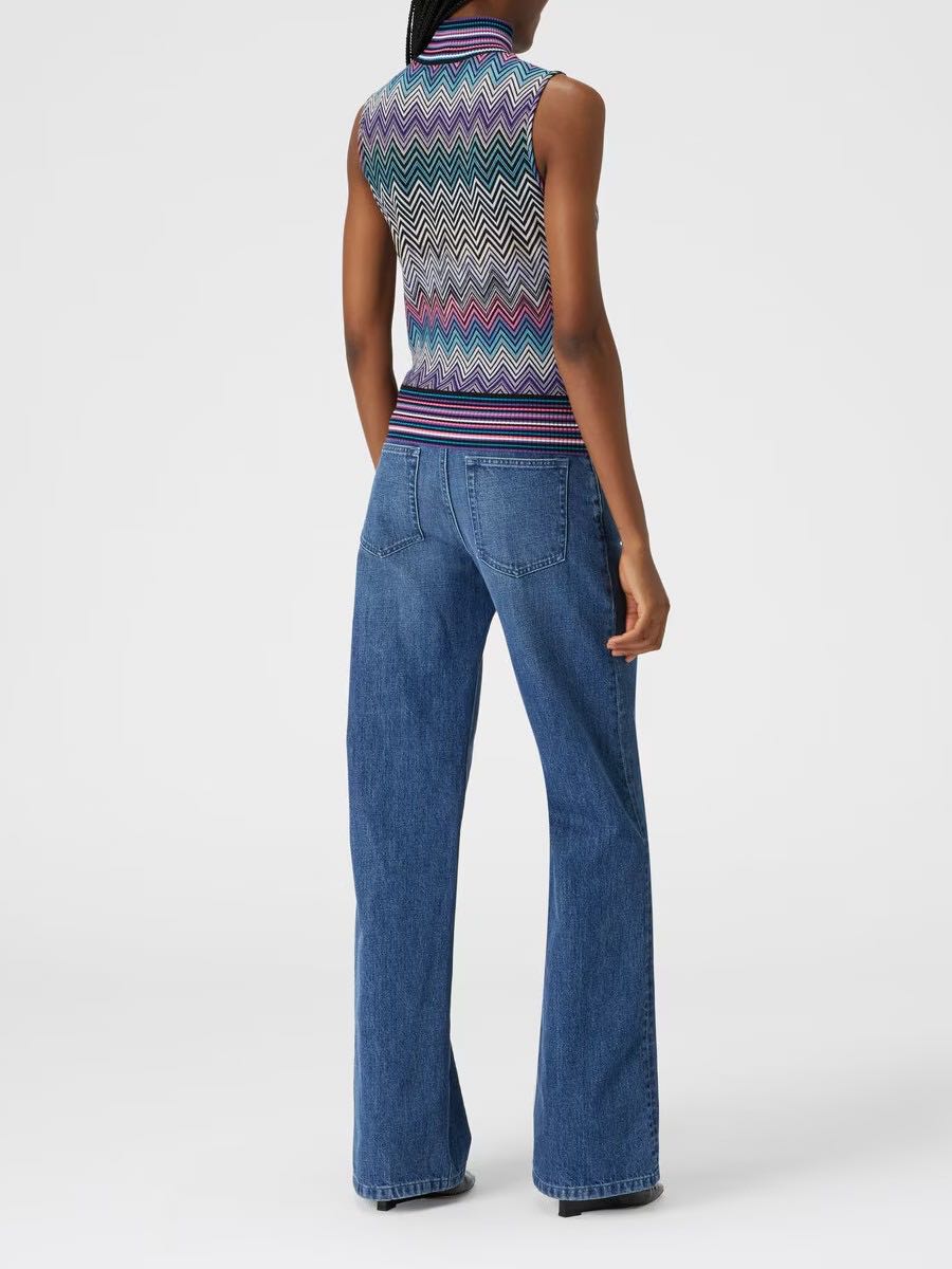 Sleevless turtleneck zigzag top