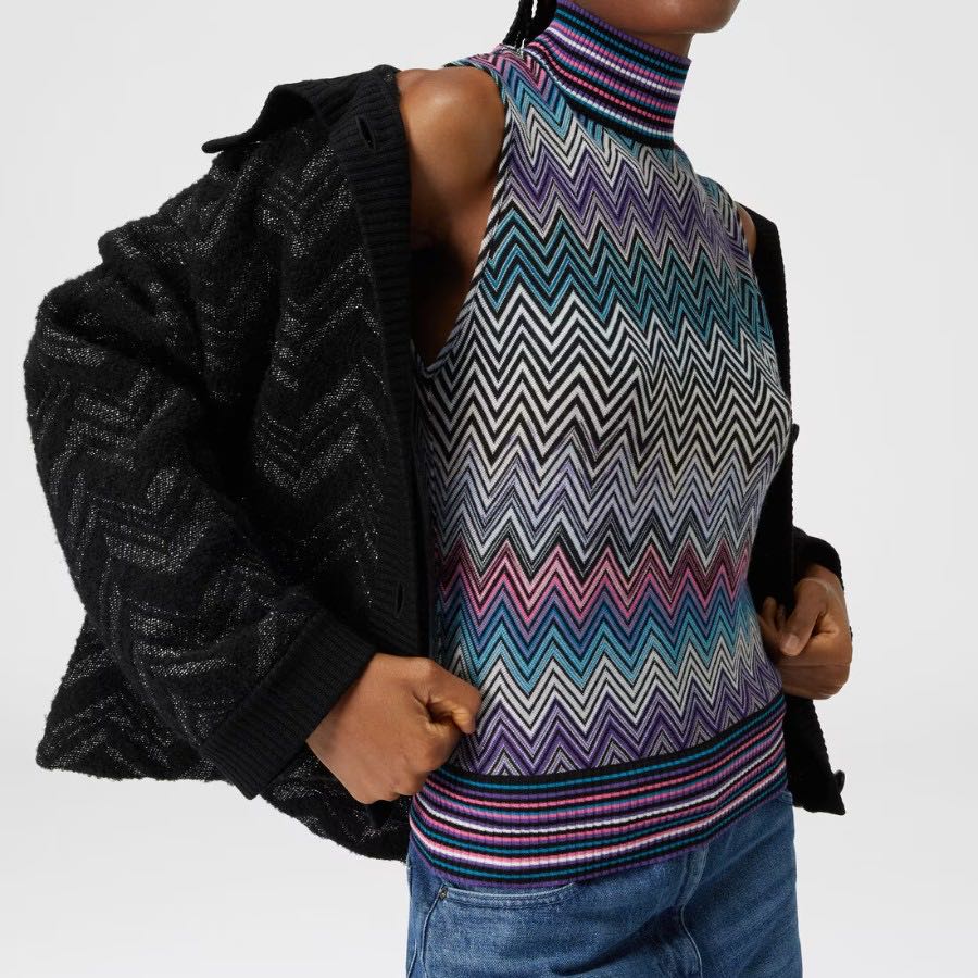 Sleevless turtleneck zigzag top