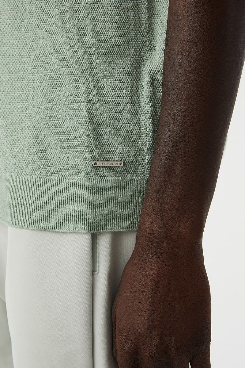 Short-sleeved knit pullover