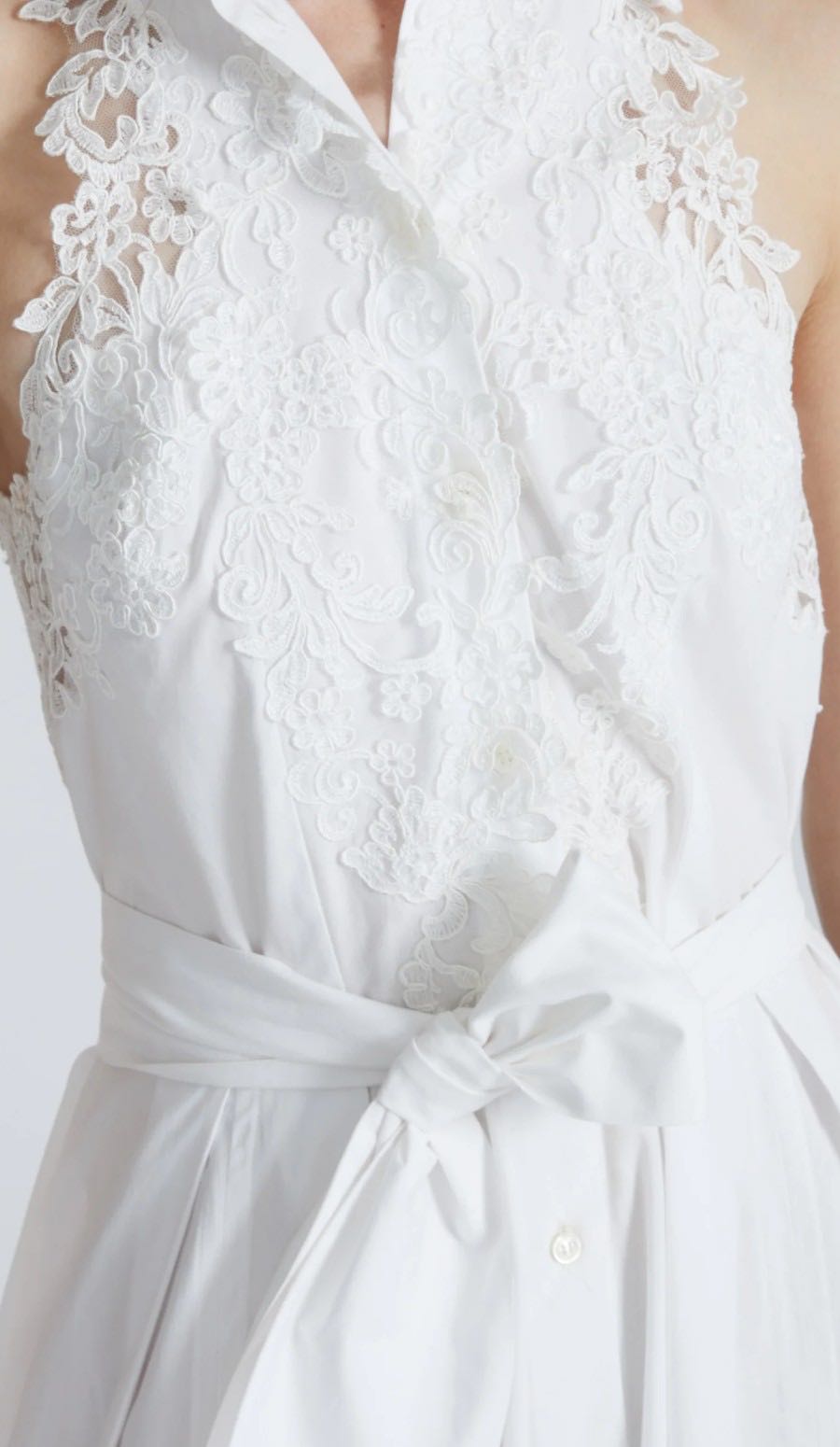 Sleevless dress with lace