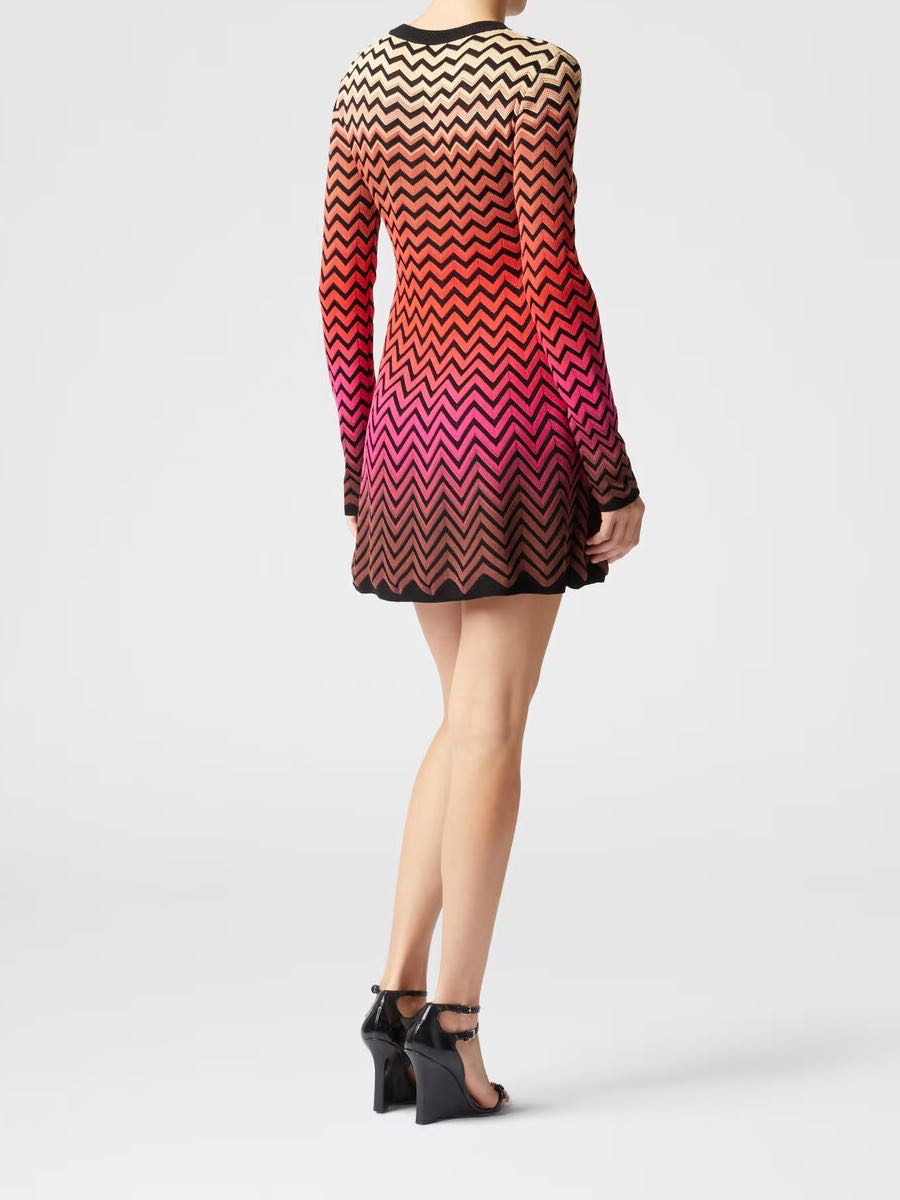 Short dress with zig zag pattern