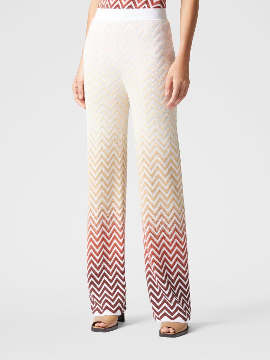 Trousers with zigzag patern
