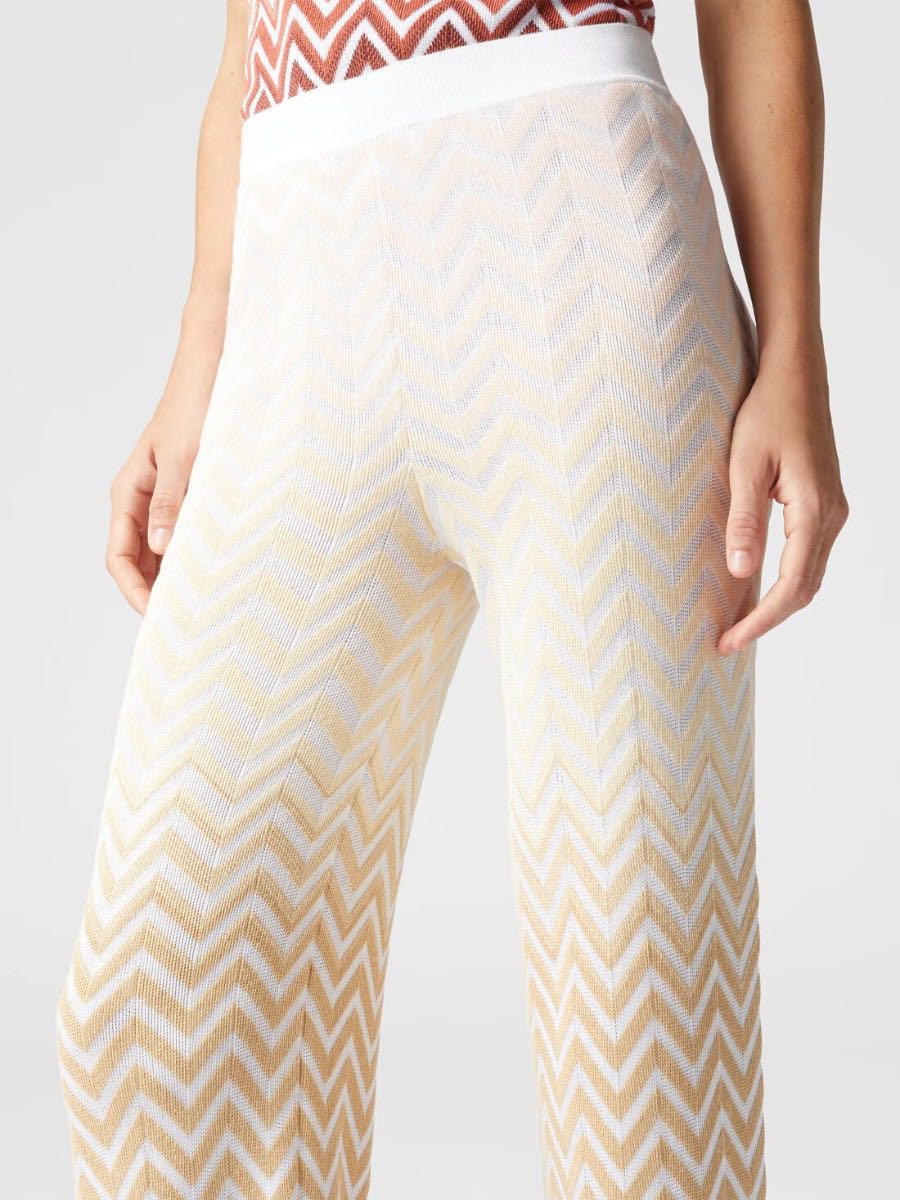 Trousers with zigzag patern