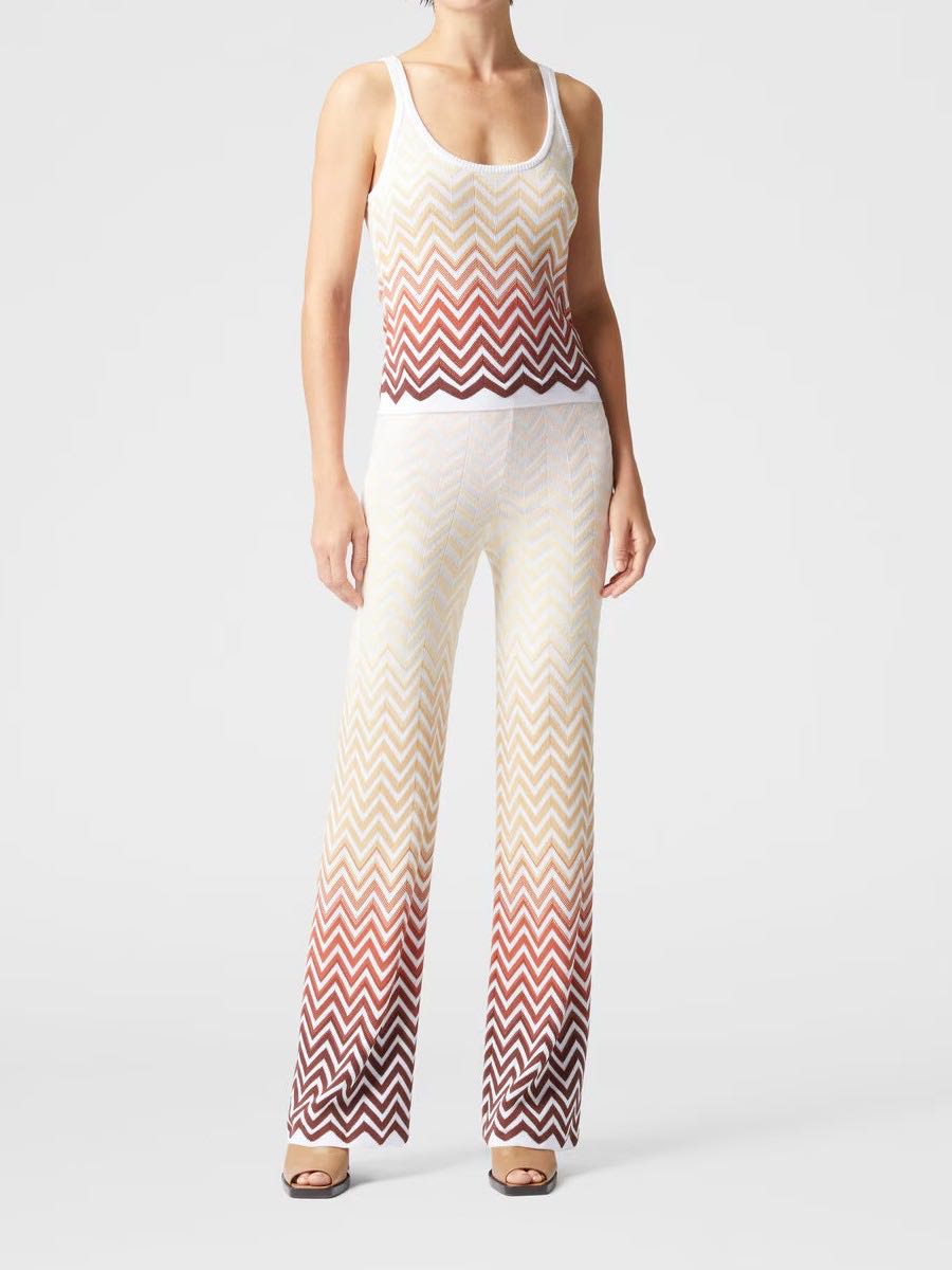Trousers with zigzag patern