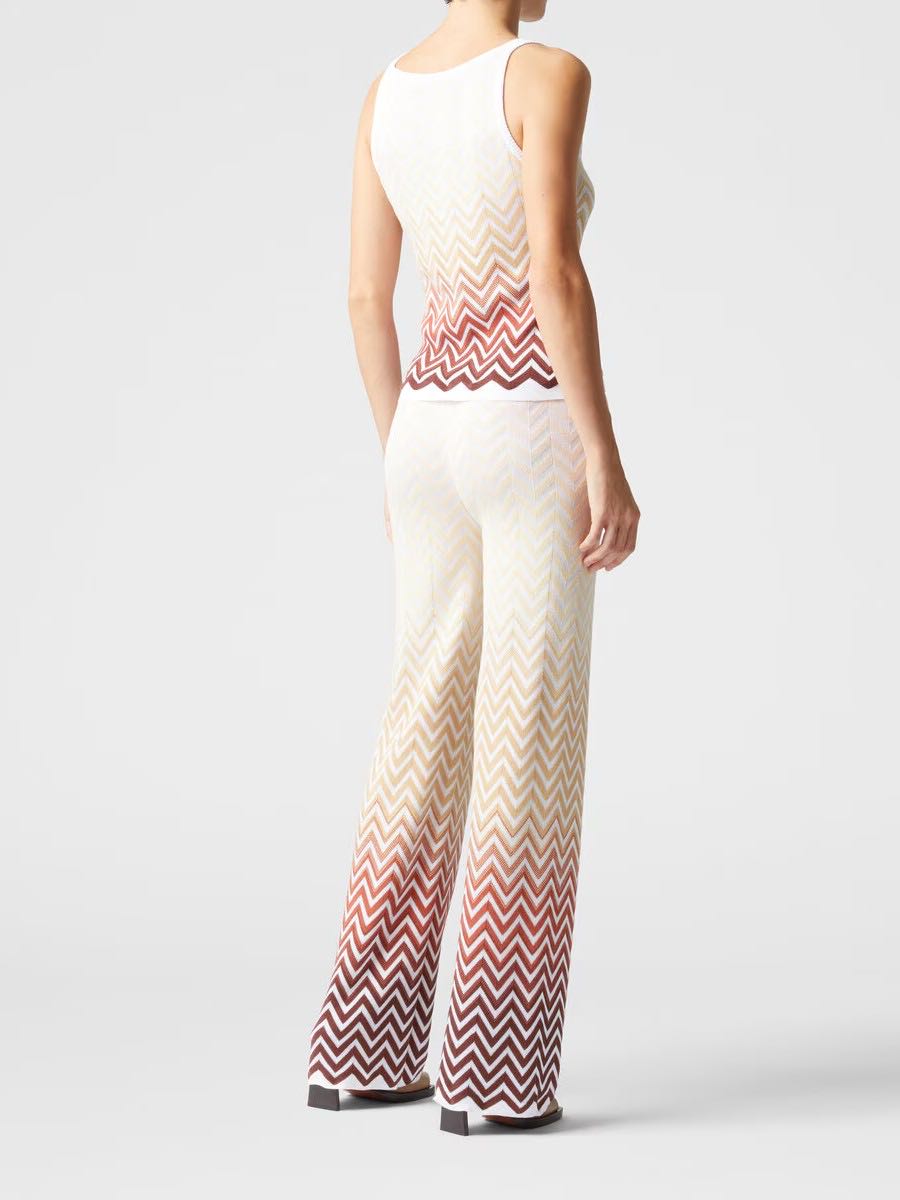 Trousers with zigzag patern