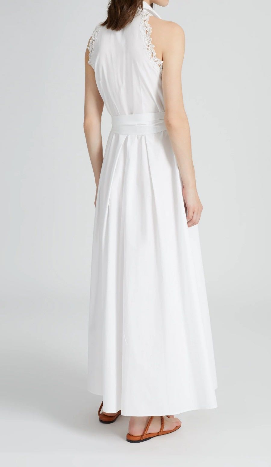 Sleevless dress with lace
