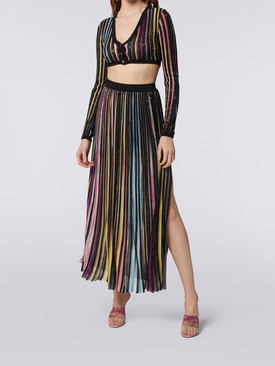 Pleated long skirt with sequins