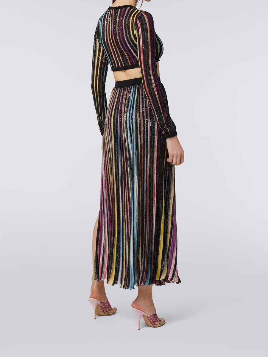 Pleated long skirt with sequins