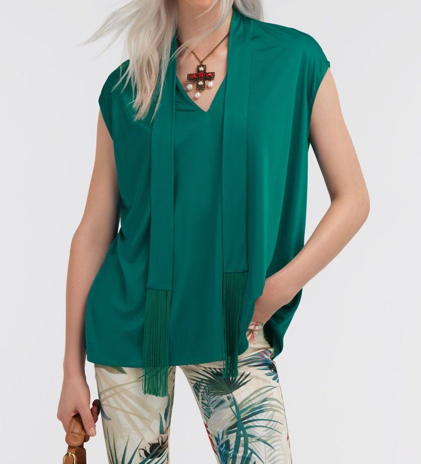 Sleeveless top with foulard