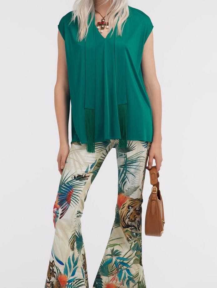 Sleeveless top with foulard