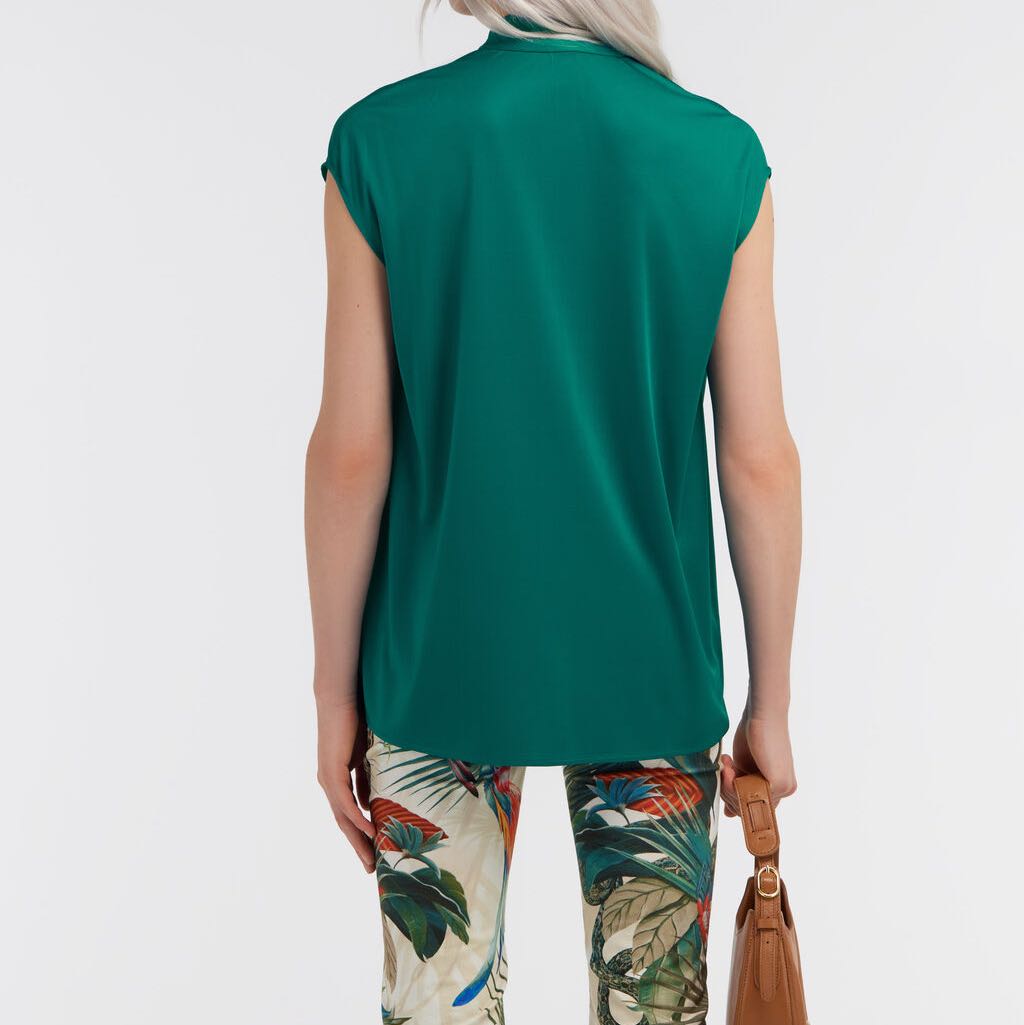 Sleeveless top with foulard